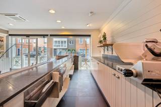 <br /><br /><strong>Waregem:</strong> Handels-/ kantoorruimte met bijhorende woonst te koop op topligging.<br /><br />Deze eigendom bestaat uit een<strong> commerciële ruimte</strong> met achterliggend een polyvalente ruimte die momenteel als grootkeuken is ingericht. Momenteel vind je hier traiteur Speleers die actief blijft tot we een koper hebben voor het commerciële pand. <br /><br />Boven het handelspand bevind zich op het eerste en het tweede verdiep een ruim <strong>appartement</strong> met 4 slaapkamers. Het appartement geniet van heel veel natuurlijk lichtinval. <br /><br /><strong>Indeling appartement:</strong><br /><u>eerste verdiep:</u> inkomhall, gezellig en mooi onderhouden leefruimte bestaande uit een sfeervolle zithoek, eetruime, ruime keuken, vaste trap naar tweede verdiep<br /><u>tweede verdiep: </u> 4 slaapkamers, badkamer met bad en douche, wastafel met 1 lavabo<br /> <br />Achteraan de woning hebben we een ruime, private tuin met terras en met tuinhuis achteraan. <br /><br /><strong>Troeven: </strong>
<ul><li>Gasverwarming </li><li>Doorrit naar achteren </li><li>Commerciële ligging</li><li>Goed onderhouden</li><li>Ruime tuin </li><li>geen renovatieverplichting - EPC C</li></ul>
Heeft u interesse in dit pand neem dan contact op met Jérôme 0472/61.10.10<br />