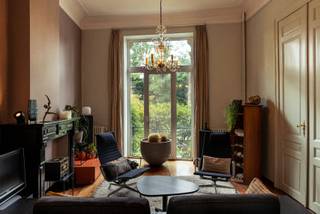 Op de Naamsevest, op de binnenring van Leuven, vind je dit ruime, karaktervolle herenhuis met tuin. Een grondige renovatie bracht authentieke en moderne elementen samen.<br />De centrale ligging (mobiscore 9,5) maakt dat supermarkt, winkels, openbaar vervoer, restaurants, ziekenhuis, dokter, dierenarts, … op wandelafstand zijn.<br />Via de voortuin wandel je het herenhuis binnen. De inkomhal geeft toegang tot de open leefruimte met living, geïnstalleerde keuken, eetruimte en -op de tussenverdieping- bureau. Een groot schuifraam geeft toegang tot de onderhoudsvriendelijke tuin met vijver: een oase van rust.<br />Op de 1e verdieping bevindt zich een grote slaapkamer, verbonden met de badkamer, dressing en apart toilet.<br />Op de 2e verdieping bevinden zich 2 ruime slaapkamers met elk een eigen douche. Eén van de twee kamers is een mansardekamer met nog een kleine zolderruimte. De andere slaapkamer is momenteel in gebruik als atelier.<br />In de ruime kelder bevinden zich de technieken en is er veel opbergruimte.<br />Optioneel is er verder op de Naamsevest een autostaanplaats/fietsenstalling in een overdekte garage te koop.<br />Ben jij op zoek naar een degelijk gerenoveerde karakterwoning op een gunstige locatie, met rustige tuin en 3 slaapkamers?<br />Kom dan zeker deze woning bezichtigen!<br />Dit kan tot 11/10/2026 om 18u na afspraak via 0473/69.40.27 of naamsevest56@gmail.com.<br />Je kan inzage krijgen in het volledige vastgoeddossier met de nodige attesten op aanvraag via naamsevest56@gmail.com<br />We verkopen deze woning onder “gesloten omslag”:<br />• het bod moet uitgebracht zijn op uiterlijk 11/10/2026 20u gebruik makend van het formulier dat u op aanvraag via naamsevest56@gmail.com toegestuurd zal worden<br />• de startprijs is de vermelde prijs van 930.000 EUR<br />• na de biedingsperiode worden de binnengekomen biedingen bekeken door de verkoper, die het beste bod selecteert en aanvaardt<br />• elke kandidaat-koper zal uiterlijk op de vervaldag van zijn/haar bod op de hoogte gebracht worden of zijn bod al dan niet aanvaard is