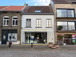 Deze commerciële handelsruimte is strategisch gelegen in het centrum van Veurne. Dankzij de uitstekende zichtbaarheid, de hoge passage en de ruime parkeergelegenheid voor de deur geniet deze locatie van een sterke commerciële uitstraling.<br /><br />De handelsruimte bevindt zich op het gelijkvloers en biedt tal van mogelijkheden voor winkel-, kantoor- of andere commerciële activiteiten.<br /><br />Achteraan is er een geïnstalleerde keuken en bergruimte voorzien.<br /><br />Oppervlakte winkelruimte: 75 m²<br /><br />Op zoek naar een goed bereikbare handelsruimte in het centrum van Veurne?<br />Contacteer ons gerust voor meer informatie of een bezoek ter plaatse.
