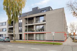 Dit energiezuinig appartement met 3 slaapkamers geniet van een uitstekende ligging in het hart van Leopoldsburg. Alle voorzieningen zoals winkels, scholen, openbaar vervoer en gezellige horecazaken bevinden zich op slechts enkele minuten wandelen. Dankzij de centrale locatie is er bovendien een vlotte verbinding met de omliggende gemeenten.<br /><br />Indeling:<br />Via de ruime inkomhal betreden we het appartement. Deze verleent toegang tot het gastentoilet, de praktische berging/wasplaats met aansluitingen voor wasmachine en droogkast, de badkamer met inloopdouche, dubbele lavabo en een tweede toilet, en de lichtrijke woonkamer met open, volledig uitgeruste keuken. Vanuit de leefruimte bereik je het gezellig overdekte terras. Het appartement beschikt daarnaast over drie volwaardige slaapkamers.<br /><br />Verder horen bij het appartement ook een kelderberging en een brede ondergrondse staanplaats, beide inbegrepen in de prijs.<br /><br />Extra troeven:<br />- Gemeenschappelijke fietsenstalling<br />- Zeer energiezuinig (EPC-label A)<br />- Inclusief kelderberging en brede ondergrondse staanplaats<br /><br />Voor meer info of een bezoek contacteer ons via info@vastengoed.be of via 014/72 73 74.<br /><br />Wenst u een gratis schatting van uw eigendom? Contacteer ons via 014/72 73 74.
