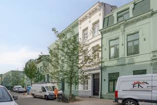 <p>Dit <strong>karaktervolle huis</strong> is een hoogwaardig gerenoveerde woning op een <strong>gegeerde toplocatie</strong> in het centrum van Antwerpen. De woning van ca. 105 m² is ingericht door een <strong>interieurarchitect</strong>, wordt <strong>semi-gemeubileerd</strong> verhuurd en combineert klassieke elementen met modern comfort.<br /><br /><strong>Indeling:</strong><br />De woning is verdeeld over vier verdiepingen, met behoud van authentieke elementen:</p>
<p><span>Gelijkvloers:</span> Inkomhal met ingemaakte vestiaire, gastentoilet en ruime wasplaats met Miele wasmachine en droogkast.<br /><span>Eerste verdieping:</span> Volledig uitgeruste keuken en aan de voorzijde een eetkamer.<br /><span>Tweede verdieping:</span> Polyvalente ruimte te gebruiken als bureau of slaapkamer en een aparte ingerichte zitkamer.<br /><span>Derde verdieping:</span> Master-bedroom met luxueuze badkamer met inloopdouche.</p>
<p>De woning wordt gekenmerkt door een verfijnde touch met de juiste <strong>look and feel</strong>.</p>
<p><strong>Bijzonderheden:</strong><br />Authentieke elementen waaronder de houten plankenvloer en de klassieke trap;<br />Verhuur aan vennootschappen mogelijk;<br />Geen vaste kosten;<br />Kelder aanwezig.</p>
<p><strong>Ligging:</strong><br />Gelegen dichtbij het bekende Sint-Andriesplein met het cultureel centrum, de Kloosterstraat met zijn vele antiek- en designwinkeltjes, de Nationalestraat, met de ModeNatie en het Modemuseum alsook het Mechelseplein met haar gezellige cafés en restaurants.</p>