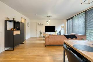 Cet appartement au rez-de-chaussée est le rêve de tous ! Le bel espace de vie se compose d'un coin repas et d'un coin salon avec une cuisine ouverte installée. Tout cela vous donne accès à la terrasse spacieuse où vous pourrez profiter du soleil. Cet appartement comprend également 2 chambres spacieuses, une salle de bains avec douche à l'italienne et des rangements pratiques.<br /><br />Il offre la combinaison parfaite pour ceux qui souhaitent profiter d'un repos paisible et d'une intimité suffisante, tout en étant parfaitement relié à Zulte, à Waregem, à l'autoroute de Kruisem et aux principales routes d'accès, entre autres.<br /><br />Achat obligatoire d'un box de garage souterrain : 40 000€<br /><br />MISE EN PAGE<br /><br />Hall d'entrée - toilettes séparées - salon - salle à manger - cuisine ouverte entièrement équipée - rangements pratiques - chambre 1 - chambre 2 - salle de bain 2 (douche à l'italienne et double vasque) - terrasse spacieuse - garage souterrain - jardin commun<br /><br />POINTS FORTS<br /><br />- Emplacement idéal à proximité des routes d'accès<br />- Finition qualitative<br />- Entièrement peint<br />- Des lattes sont fournies partout<br />- Fenêtres à air fournies<br />- Jardin communautaire<br /><br />INFORMATIONS GÉNÉRALES<br /><br />- Label EPC A<br />- Chauffage central au gaz naturel (radiateurs)<br />- Terrasse agréable<br />- Garage souterrain : 40 000€ (achat obligatoire)<br /><br />Registre des mesures: en cours de demande