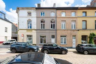 <p>In de gegeerde Kunstenaarstraat, op een uitstekende locatie vlak bij het centrum van Gent, bevindt zich deze karaktervolle stadswoning boordevol potentieel. <br /><br />De buurt staat bekend om haar authentieke bebouwing, centrale ligging en vlotte bereikbaarheid, met winkels, scholen, openbaar vervoer en het bruisende stadsleven op korte afstand.</p>
<p>De woning beschikt over vier volwaardige slaapkamers en biedt dankzij haar ruime indeling tal van mogelijkheden om volledig naar eigen smaak op te frissen.<br /><br />Op de eerste verdieping bevindt zich een bijzonder ruime badkamer, uitgerust met zowel een ligbad als een douche.</p>
<p>Binnenin zijn verschillende authentieke elementen bewaard gebleven, waaronder de charmante houten vloeren die de woning extra karakter en warmte geven. De centrale verwarming op aardgas zorgt voor een aangenaam wooncomfort.</p>
<p>Achteraan geniet u van een ruime koer, ideaal om een gezellige buitenruimte te creëren.</p>
<p>Een ideale opportuniteit voor wie op zoek is naar een ruime woning met authentieke uitstraling op een gegeerde locatie.<br /><br />Bel Top Vastgoed voor een bezoek op 0475 700 700</p>