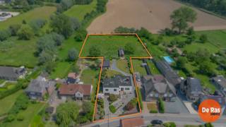 EERSTE BEZOEKDAG ZONDAG 14/06 VAN 10u TOT 14u (enkel op afspraak)<br /><br />HILLEGEM - Deze schitterende architectenwoning bieden we aan in het landelijke Hillegem, op wandelafstand van het station en centrum van Herzele en vlakbij de Provincieweg richting Aalst en Zottegem. Scholen en warenhuizen in de buurt. De woning staat op een perceel van 4750m² en heeft 250m² bewoonbare oppervlakte.<br /><br />Door zijn speciale indeling is deze woning zeker zijn tijd vooruit, het heeft een minimum aan trappen, waardoor het ook als een zeer toegankelijke woning kan worden beschouwd.<br />De indeling is als volgt, inkomhal met vestiaire, toegang naar slaapgedeelte met enkel trapjes, er zijn 3 grote slaapkamers en een badkamer met inloopdouche.<br />De andere kant van de woning hebben we dan het leefgedeelte met grote woonkamer en salon en overal zicht op de grote tuin ( veel lichtinval). Verder is er nog de keuken en eetkamer.<br />In de benedenruimte ( slechts enkele trappen) treffen we veel stockageplaats aan een een grote garage.<br /><br />Het huis beschikt over een grote, mooie tuin, met aansluitend een weide van 3500m² ( ideaal voor paarden). Op de weide is er een groot schuilhok en in de tuin is er nog een carport voor 3 wagens, of een polyvalente ruimte.<br /><br />Onlangs werd de volledige woning met crepi bekleed.<br />Het EPC is momenteel E, maar met een beperkte kost van 10 zonnepanelen komen we reeds in D ( simulatie aanwezig).<br /><br />Bent u op zoek naar een instapklare, lichtrijke en ruime OB met een mooie tuin en achterliggende weide, maak dan snel een afspraak via 053/60.65.60