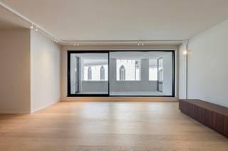 <p><strong>Prestigieus nieuwbouwproject “The Ensemble” in het hart van Assenede, waar stijl en comfort samenkomen in een unieke, karaktervolle omgeving.</strong><br /><br /><strong>Indeling<br /></strong>Via de inkom betreedt men het appartement op de eerste verdieping. In de hal bevindt zich meteen het gastentoilet, evenals een ruime technische berging met aansluitingen voor een wasmachine/droogkast en de mogelijkheid tot het plaatsen van een extra diepvries en/of koelkast.<br /><br />Via de <strong>zwarte stalen deur</strong> bereikt men de <strong>moderne leefkeuken</strong>, die naadloos aansluit op de <strong>lichtrijke leefruimte</strong> met doorgang naar het <strong>ruime terras</strong>. Het terras biedt een mooi uitzicht op de kerk.<br /><br />Vanuit de leefruimte geeft een deur toegang tot de nachthal, die uitgeeft op <strong>twee slaapkamers</strong>, waarvan één met een <strong>volwaardige dressing</strong> en één met <strong>ingemaakte kasten</strong>. Ook de badkamer, uitgerust met een dubbele lavabo en ligbad, bevindt zich in deze nachthal.<br /><br /><strong>Omschrijving<br /></strong><strong>“The Ensemble” omvat een exclusief geheel van 10 luxueuze appartementen en 1 handelsruimte (opsplitsbaar in 4)</strong>, ontworpen in een <strong>verfijnde, moderne architectuur</strong> geïnspireerd op de elegante kuststijl. Elk appartement straalt <strong>licht</strong>, <strong>ruimte</strong> en <strong>klasse</strong> uit, met een hoogwaardige afwerking en oog voor detail.<br /><br />De appartementen zijn zorgvuldig ingedeeld om <strong>maximaal wooncomfort</strong> te bieden en genieten van een harmonieuze <strong>combinatie van moderne luxe en tijdloze esthetiek</strong>. Grote raampartijen zorgen voor een overvloed aan <strong>natuurlijk licht</strong> en creëren een aangename woonbeleving.<br /><br />Voor elk appartement is er de mogelijkheid om één ondergrondse autostaanplaats aan te kopen. Prijzen vanaf €37.500,- per autostaanplaats. Daarnaast beschikt het project over een <strong>gemeenschappelijke ondergrondse fietsenstalling</strong>, wat bijdraagt aan het praktische en duurzame karakter van het geheel. <strong>De prijzen zijn excl. BTW</strong>. Mogelijkheid tot 6%.<br /><br /><strong>Ligging:<br /></strong><strong>“The Ensemble”</strong> is uitstekend gelegen op de <strong>Markt van Assenede</strong>, in de Stadhuisstraat, pal naast het stadhuis en met een prachtig zicht op de kerk. U geniet hier van een <strong>centrale ligging</strong> met <strong>alle voorzieningen, winkels en horeca op wandelafstand</strong>, terwijl u tegelijkertijd woont in een charmante en sfeervolle omgeving.<br /><br /><strong>Een unieke kans voor wie op zoek is naar exclusief wonen of een waardevolle investering in het centrum van Assenede.</strong></p>