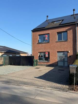 Deze landelijk gelegen recente en energiezuinige woning is een echte topper als je houdt van ruimte en rust. Op het gelijkvloers bevinden zich de inkomhal, bureel met ingewerkte personen lift, apart gastentoilet, lichtrijke living met aansluitend de ingerichte keuken en berging. Achteraan bevindt zich een ruime veranda die uitgeeft op de tuin met toegang tot de dubbele garage.<br />De 1e verdieping beschikt over 4 slaapkamers waarvan 1 met lift en de grote badkamer met douchecabine en regendouche, dubbel lavabomeubel en toilet. Op de 2de verdieping hebben we de 5de en 6de slaapkamer.<br />De woning beschikt over 18 zonnepanelen van elk 405 Wp en recente CV-ketel. E-peil A (66 ) Regenput. Achter toegang wat heel praktisch is. <br />Voor de woning hebben we ook nog enkele privatieve staanplaatsen. Topper!