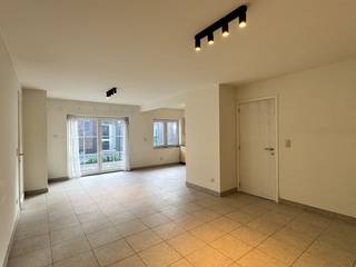 Dit verzorgd gelijkvloers appartement in Petegem-aan-De-Leie is voorzien van een ruime leefruimte met open keuken. De keuken omvat een koelkast,...