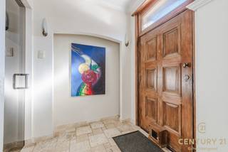 Een woning met 4+ slaapkamers, 2 badkamers, terras en garagebox in hartje Oud-TurnhoutDeze ruime woning in het centrum van Oud-Turnhout biedt een...