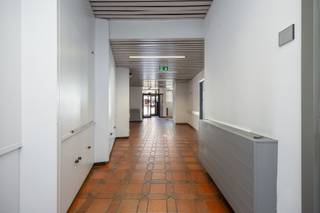 <p><strong>Professioneel werken op een centrale plek.</strong> Deze verzorgde kantoorruimte bevindt zich op het gelijkvloers van een hoekpand aan de Bredabaan, een locatie die garant staat voor zichtbaarheid en bereikbaarheid. Dankzij de indeling en de ligging is dit een ideale uitvalsbasis voor uiteenlopende professionele activiteiten.</p><p><br /></p><p><strong>Het pand bestaat uit</strong> een inkomhal met wachtruimte – meerdere polyvalente lokalen die flexibel inzetbaar zijn als bureaus of praktijkruimte – een keuken – een vestiaire – gescheiden sanitair voor dames en heren – diverse bergingen.</p><p><br /></p><p><strong>Troeven: </strong>centrale ligging met uitstekende zichtbaarheid - flexibele indeling met meerdere burelen/praktijkruimtes - geschikt voor diverse professionele activiteiten.</p><p><br /></p><p>Bezoek mogelijk na aanmaken huurdersprofiel via https://mijnhuurprofiel.be/property/b96ff6e4-4bc9-40ff-8c27-924b19ad3371</p>