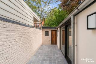 In het hart van het historische centrum van Brugge bevindt zich deze gezellige en perfect instapklare stadswoning, die in 2022 een recente totaalrenovatie onderging met oog voor kwaliteit, comfort en hedendaagse woonstandaarden. De woning werd uitermate kwalitatief afgewerkt en combineert authentieke charme met modern wooncomfort.<br /><br />Bij het betreden van de woning ervaart u meteen de verzorgde afwerking en de aangename sfeer. <br /><br />De woning beschikt over een inkomhal met gastentoilet, een gezellige leefruimte met zicht op de stadskoer, een comfortabele keuken, drie volwaardige slaapkamers en twee stijlvolle badkamers met extra toilet.<br /><br />Daarnaast is er een aparte wasberging, wat bijdraagt aan de praktische indeling van de woning.<br /><br />Ook op technisch vlak scoort deze eigendom uitstekend: zo is de elektriciteit conform gekeud en geniet de woning van een gunstige energiescore met EPC-label B, wat zorgt voor energiezuinig en toekomstgericht wonen.<br /><br />Buiten vindt u een toffe stadskoer, een fijne en onderhoudsvriendelijke buitenruimte waar u kan genieten.<br /><br />De ligging vormt een absolute troef: deze woning bevindt zich vlakbij de binnenring rond Brugge en op wandelafstand van winkels, openbaar vervoer, scholen, diensten en parken. Hierdoor combineert u een centrale ligging met een uitstekende bereikbaarheid.<br /><br />Kortom, deze subliem gerenoveerde rijwoning is de ideale keuze voor wie op zoek is naar een kwalitatieve, sfeervolle en instapklare woning op een toplocatie in Brugge. <br /><br />Een unieke opportuniteit voor wie comfortabel wil wonen in één van de mooiste steden van Vlaanderen.<br />