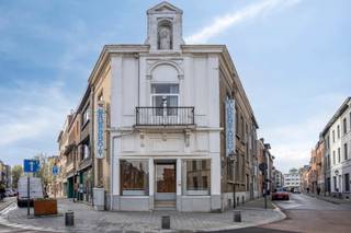 Uitstekend gelegen woon- en handelshuis met indrukwekkende gevel en tal van mogelijkheden, gelegen in de bekende Leuvensestraat te Tienen. EPC-label...