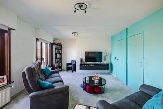 <p><span>DESTELBERGEN - </span><span>Ben je op zoek naar een lichtrijk duplex appartement met ruim en zonnig terras te huur in centrum van Destelbergen?<br />Dan is dit appartement misschien iets voor u.</span></p><p><span> </span></p><p><span>Enkele troeven op een rij:</span></p><ul><li><span>Gelegen in de bruisende winkelstraat van Destelbergen, vlakbij de op- en afrit van de R4</span></li><li><span>Veel opbergruimte dankzij de grote en polyvalente ruimtes</span></li><li><span>Energiezuinig (EPC: 244 kWh/m²) en voorzien van zonnepanelen </span></li></ul><p><span> </span></p><p><span>De indeling gaat als volgt:<br />Gelijkvloers: </span><span><br />Ruime polyvalente ruimte met die kan gebruikt worden als opslagruimte. </span><span><br />1ste verdieping: </span><span><br />Grote open ruimte die flexibel kan worden ingevuld als extra woonruimte, hobbyruimte. Daarnaast bevinden zich op dit niveau 3 volwaardige slaapkamers. </span><span><br />2de verdieping:<br /></span><span>Gezellige leefruimte met veel lichtinval en een uiterst moderne, volledig uitgeruste keuken. Vanuit de leefruimte heeft u toegang tot een groot zonneterras. Daarnaast is er  een moderne badkamer en een aparte wasplaats aanwezig. </span></p><p><span> </span></p><p><span>Belangrijk:<br /></span><span>EPC: 244 kWh/m²<br />Huurprijs: €1000 per maand<br />Beschikbaar: onmiddellijk </span></p><p><span>Voor een bezoek ter plaatse, vul zeker uw huurdersprofiel in via onze website.</span></p><p><span> </span></p><p><span> </span></p><p><span> </span></p><p><span> </span></p>