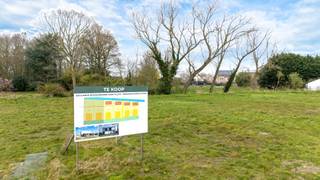 Op zoek naar de mooie locatie om uw droomwoning te realiseren? Dit stuk bouwgrond van 816 m² is gelegen in het charmante en rustige Middelburg (deelgemeente van Maldegem), en bevindt zich op korte afstand van de kust.<br /><br />De ligging combineert absolute rust met een uitstekende bereikbaarheid: op slechts 10 minuten van het bruisende Knokke, terwijl u thuis volledig tot rust komt in een groene en serene omgeving.<br /><br />Troeven:<br />- Mooi rechthoekig perceel van 816 m²<br />- Mogelijkheid tot het bouwen van een alleenstaande villa<br />- Geen bouwverplichting: u bouwt wanneer het u past<br />- Rustige locatie met weinig verkeer<br />- Vlotte verbinding naar Knokke en omliggende gemeenten<br /><br />Een mooie kans voor zij die hun eigen woonproject willen realiseren conform de hedendaagse energienormen. <br /><br />Meer informatie of een vrijblijvend bezoek gewenst? <br />Contacteer Willem Cauwels op tel. 050/89.27.70.