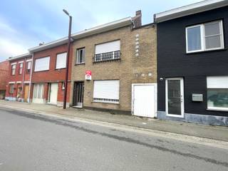 <p><strong>Dadizele - Statige woning te koop met loods 157m³ en uitweg in centrum Dadizele.</strong></p>

<p> </p>

<p>Deze woning bevat zeer veel potentieel. </p>

<p>2 slaapkamers met mogelijk tot het maken van meerdere slaapkamers.</p>

<p>Zolder verdieping met vaste trap. </p>

<p> </p>

<p><strong>Indeling - gelijkvloers</strong></p>

<p>Inkomhal, leefruimte, keuken, badkamer, bijgebouwen, tuin, garage</p>

<p> </p>

<p><strong>1ste verdiep</strong></p>

<p>2 slaapkamers </p>

<p> </p>

<p>Zeer ruime zolder met vaste trap mogelijkheid tot nog 2 extra kamers. </p>

<p> </p>
<strong>Troeven:</strong>

<ul><li>loods van 157m²</li><li>Ligging </li><li>Garage</li><li>Uitweg vooraan en achteraan </li><li>Zeer veel potentieel </li><li>Mogelijkheid tot extra kamers</li><li>bouwgrond 362m²</li></ul>

<p> </p>

<p>Renovatieplicht</p>