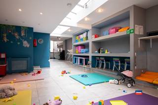 <p><span>HOBOKEN | APPARTEMENT TRÈS SPACIEUX DE DEUX PIÈCES AVEC 8 ou 9 CHAMBRES AU TOTAL ET GRAND JARDIN </span></p><p><span>Important : L'appartement du rez-de-chaussée est actuellement loué comme crèche et n'est pas disponible immédiatement !</span></p><p><span>Aménagement du rez-de-chaussée : hall d'entrée commun - séjour spacieux avec cuisine ouverte - salle de bains séparée avec toilettes</span></p>