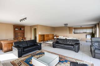 Ben je op zoek naar een uitzonderlijk ruim appartement waar comfort, energiezuinigheid en een centrale ligging hand in hand gaan? Dan is dit prachtige appartement in Haaltert zeker een bezoek waard.<br /><br />EPC label B – Geen renovatieplicht / Bouwjaar 2005 / Lift / CV Aardgas / HR Dubbel glas – Alu / Garage inbegrepen in prijs!<br /><br />Met een bewoonbare oppervlakte van ongeveer 166 m² geniet je hier van alle ruimte die je nodig hebt. De royale leefruimte van 62 m² baadt in het licht en biedt tal van mogelijkheden om gezellig te wonen en gasten te ontvangen. De keuken sluit perfect aan op de leefruimte en vormt samen het kloppend hart van het appartement. De praktische berging is aansluitend gelegen.<br /><br />Verder beschikt het appartement over drie volwaardige slaapkamers, een verzorgde badkamer, een apart toilet en voldoende bergruimte, waardoor het perfect geschikt is voor gezinnen, thuiswerkers of wie gewoon graag ruim woont.<br /><br />Ook praktisch scoort deze eigendom bijzonder goed. De garage is inbegrepen in de vraagprijs, zodat je steeds comfortabel kan parkeren en extra bergruimte ter beschikking hebt.<br /><br />Dankzij het gunstige EPC-label B geniet je bovendien van een energiezuinige woning met lagere energiekosten en een aangenaam wooncomfort.<br /><br />De centrale ligging is een absolute meerwaarde. Winkels, horeca, scholen en openbaar vervoer bevinden zich op wandelafstand, terwijl je ook een vlotte verbinding hebt naar de belangrijkste invalswegen.<br /><br />Kortom, een verrassend ruim en instapklaar appartement op een toplocatie in Haaltert, waar ruimte, comfort en bereikbaarheid perfect samenkomen.<br /><br />Interesse? Contacteer Vastima vandaag nog en plan jouw bezoek.
