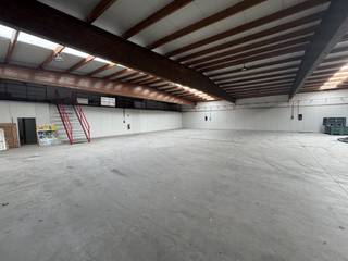Op zoek naar een grote en toegankelijke opslag. Deze loods van 700 m² is nu beschikbaar voor verhuur.De loods is perfect voor logistieke...