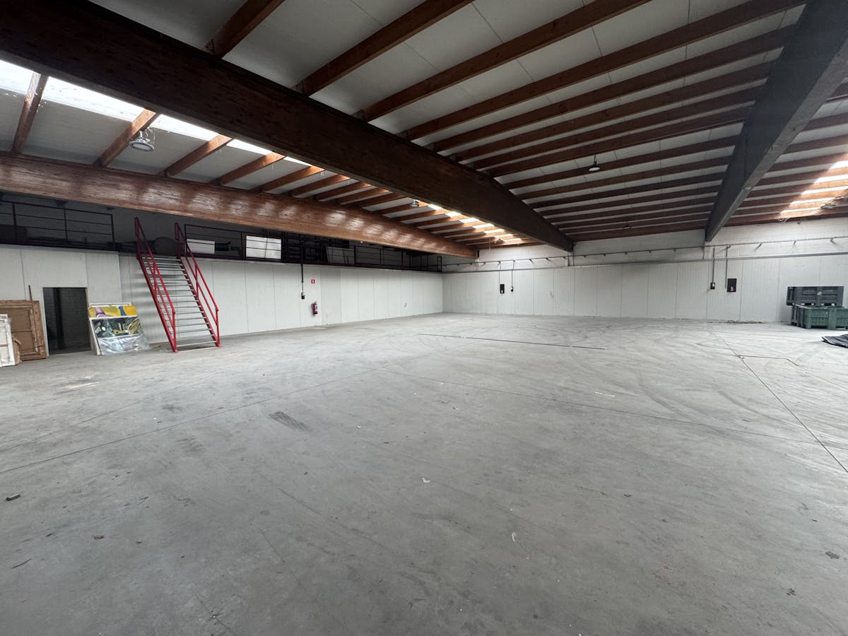 Ruime loods van 700 m² te huur in Sijsele - foto 1
