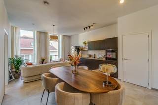 <p>Interesse in dit pand? Neem voor bijkomende informatie of het maken van een afspraak rechtstreeks contact op met Steven Plompen via <strong>+32 498 61 58 86</strong> of <strong>steven@copandi.be</strong>.</p><p></p><p>Op zoek naar een energiezuinig appartement in het centrum van Mechelen? Dit 1-slaapkamerappartement bevindt zich op de 1e verdieping van het kleinschalige nieuwbouwproject Beghardi met een ruime, gemeenschappelijke binnentuin. Gelegen op wandelafstand van de Grote Markt, biedt dit appartement comfort, moderne voorzieningen en een uitstekende ligging. Een staanplaats in de ondergrondse parking is inbegrepen in de prijs.</p><p></p><p><strong>Indeling</strong></p><p>De inkomhal met gastentoilet leidt naar de ruime leefruimte met een open, volledig uitgeruste keuken. Aansluitend bevindt zich een praktische berging. </p><p>De slaapkamer beschikt over een en-suite badkamer met douche en lavabo. Vanuit de slaapkamer heeft u toegang tot een klein terras/balkon. </p><p>Daarnaast is er een open gang achteraan het appartement die kan dienen als extra buitenruimte. </p><p>De gemeenschappelijke binnentuin biedt een heerlijke plek om te ontspannen.</p><p></p><p>Dit appartement combineert modern wonen met energiezuinigheid en lage verbruikskosten. </p><p></p><p>✅ Energiezuinig met E-peil 30</p><p>✅ Warmtepomp, zonnepanelen en vloerverwarming</p><p>✅ Ventilatiesysteem D voor optimaal comfort</p><p>✅ Ondergrondse staanplaats dient bij gehuurd te worden à 100 euro/maand</p><p>✅ Mogelijkheid tot laadpaal</p><p>✅ Fietsenstalling beschikbaar</p>