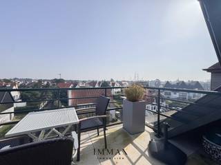 Dit prachtig gerenoveerde duplexappartement geniet van een uitstekende ligging vlak bij het centrum en de zee, met een uitzonderlijk open zicht...