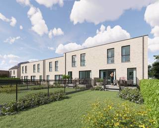 Deze halfopen bebouwing is uitstekend gelegen op een knooppunt van invalswegen en fietsautostrades naar onze hoofdstad. De woning heeft een modern uitzicht: een beige genuanceerde gevelsteen met donkergrijs buitenschrijnwerk en een plat dak vol zonnepanelen. Het perceel meet 187 m², de woonoppervlakte bedraagt 203 m². In de kelderverdieping heb je de inkomhal en de zeer grote garage met extra ruimte voor het plaatsen van meerdere fietsen. Er is ook een technische ruimte voorzien. Erboven op het gelijkvloers zien we de leefruimte met open keuken, de hal met trap en de wasplaats. De verdieping telt 3 slaapkamers, een badkamer inclusief douche en een meubel met dubbele lavabo. Bovendien is er ook een apart toilet. Alle ruimtes boven de kelderverdieping zijn voorzien van vloerverwarming. Deze wordt aangedreven door een ecologische warmtepomp en zonnepanelen waardoor we een negatief E-peil bereiken van maar liefst -10. Naast de woning is er een buitentrap die de tuin en de achterkant van de woning gemakkelijk bereikbaar maakt. Weet ook dat je de afwerking van de woning volledig zelf kan bepalen onder professionele begeleiding van onze interieurvormgevers. De woning wordt instapklaar opgeleverd. De zuidoost gerichte tuin wordt afgeboord met draadafsluiting en een tuinpoort. Bij Durabrik ben je zeker van een vaste prijs. Voor meer info, contacteer onze bouwadviseur via 09 280 60 60 of mail naar info@durabrik.be.<br />* Beelden en oppervlaktes zijn indicatief.