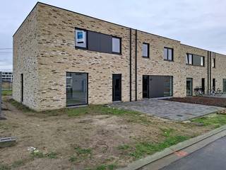 Lot 16 is een halfopen bebouwing in moderne stijl op een grondopp. van 283 m² en met een totale bewoonbare opp. van 140 m². Energieneutrale woning...