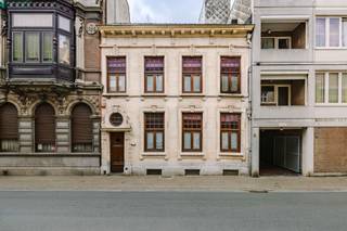 Deze unieke woning uit 1926, naar ontwerp van de gerenommeerde architect Hilaire De Boom, ademt de <strong>elegantie en verfijning</strong> van het interbellum. De Boom, bekend om zijn talrijke <strong>art-deco realisaties</strong>, drukte met deze woning opnieuw zijn stempel op het architecturale erfgoed waar Sint-Niklaas vandaag nog steeds trots op mag zijn. <strong>Authentieke elementen</strong> worden hier harmonieus gecombineerd met <strong>hedendaags comfort</strong>, wat resulteert in een bijzonder stijlvolle en instapklare woonst.<br /><br />Bij het betreden van de woning wordt u verwelkomd in een inkomhal waar de authentieke elementen meteen in het oog springen. Aan uw rechterkant  bevindt zich een <strong>praktische berging</strong>. Wanneer u verder door de hal loopt, opent de woning zich naar een <strong>lichtrijke open keuken</strong> met een groot schuifraam dat directe toegang biedt tot de <strong>gezellige stadstuin</strong>: de plek bij uitstek om te genieten van een mooie zomeravond. De <strong>sfeervolle leefruimte</strong> bevindt zich aan de straatkant. Onder de trap bevindt zich bovendien de toegang tot de kelder die extra bergruimte biedt.<br /><br />De eerste verdieping omvat <strong>drie volwaardige slaapkamers</strong>, een badkamer met douche en lavabo, een afzonderlijk toilet op de nachthal en een praktische wasplaats. Daarnaast is er toegang tot een aangenaam terras, perfect om tot rust te komen.<br /><br />Op de bovenste verdieping bevindt zich een <strong>charmante zolderkamer met en-suite badkamer</strong>, uitgerust met douche, lavabo en toilet. Deze verdieping biedt bovendien toegang tot een prachtig dakterras met jacuzzi. <br /><br /><em>Er is de mogelijkheid om vlak bij de woning 1of 2 garagebox(en) aan te kopen. </em><br /><br />Deze woning is een buitenkans voor wie op zoek is naar een <strong>karaktervolle thuis met een verhaal, gecombineerd met hedendaagse luxe en ruimte</strong>. Interesse? Contacteer ons voor een bezoek en laat u verrassen door deze bijzondere eigendom. Bel 0476 21 35 46 of mail naar laurens@claves.be.