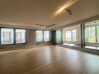 Luxueus appartement van ca 156m² gelegen op de hoek van de Meir en Twaalfmaandenstraat. Het appartement geniet dan ook van een centrale locatie, nabij de Handelsbeurs.<br />Een pluspunt is bovendien de hoekligging waardoor er gezorgd wordt voor een prachtig lichtinval in de leefruimte en ruime terras van 15m2 . <br />Aansluitend op de ruime leefruimte met open keuken die werkelijk in alle comfort is voorzien: een kookvuur op gas met warmeluchtoven, vaatwasser, koelkast en diepvriezer en microgolfoven.<br />Aansluitend een praktische berging met aansluiting voor wasmachine. <br />Via de hal bereikt u de 2 slaapkamers. De masterbedroom beschikt over een ensuite badkamer met ligbad, douche, twee lavabo's, een toilet en een dressing die zeer praktisch is ingedeeld. Deze masterbedroom geeft uit op het terras gelegen in het groene binnen gebied van het gebouw. <br />De 2de slaapkamer heeft eveneens een terras en een dressingkast, deze kamer kan gebruik maken van een afzonderlijke douchekamer en een apart gastentoilet. <br /><br />Eén tot 2 parkeerplaatsen in de ondergrondse garage zijn optioneel bij te huren aan 150 Euro per parkeerplaats. <br />Een kelderberging is reeds begrepen in de huurprijs. <br /><br />Gemeenschappelijke kosten: 170 Euro per maand. <br />Nutsvoorzieningen: elektriciteit, gas en water zijn individueel op te nemen door de huurder. <br /><br />Onmiddellijk beschikbaar
