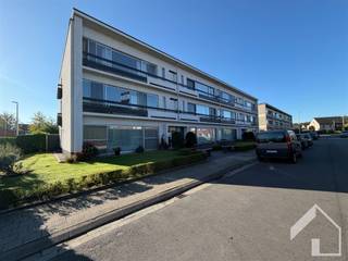 <p>Schrijf u in op het bezoekmoment via onze website: www.immomk.be!<br />Instapklaar appartement op de 1ste verdieping (zonder lift), gelegen in een doodlopende straat, nabij het centrum van Broechem, winkels, scholen en openbaar vervoer. We betreden het appartement via de inkomhal met ingemaakte kasten. Deze hal geeft toegang tot de gezellige leefruimte, die ruim aanvoelt. De keuken is volledig uitgerust met alle comfort en toestellen (ijskast- micro - oven - kookvuur - dampkap - 1,5 spoelbak - vaatwasmachine). Het appartement beschikt over 2 slaapkamers en een dressing/bureau. Verder is er nog een apart gastentoilet aanwezig in de hal. De badkamer is voorzien van een bad (jacuzzi), douche en lavabo met meubel- en spiegelkast. Het appartement beschikt over een privé garagebox. De maandelijkse vaste kosten bedragen 90 euro (waterverbruik inclusief). Bent u op zoek naar een instapklaar appartement? Aarzel dan niet en plan vandaag nog uw bezoek. Schrijf u in op het bezoekmoment via onze website: www.immomk.be. Wij helpen u graag verder!</p>