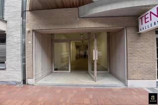 Uitstekend gelegen handelspand in de Zandstraatj [Zoute].indeling: twee grote ruimtes met hoge muren (3.70 m) die afgesloten kunnen worden.achteraan:...