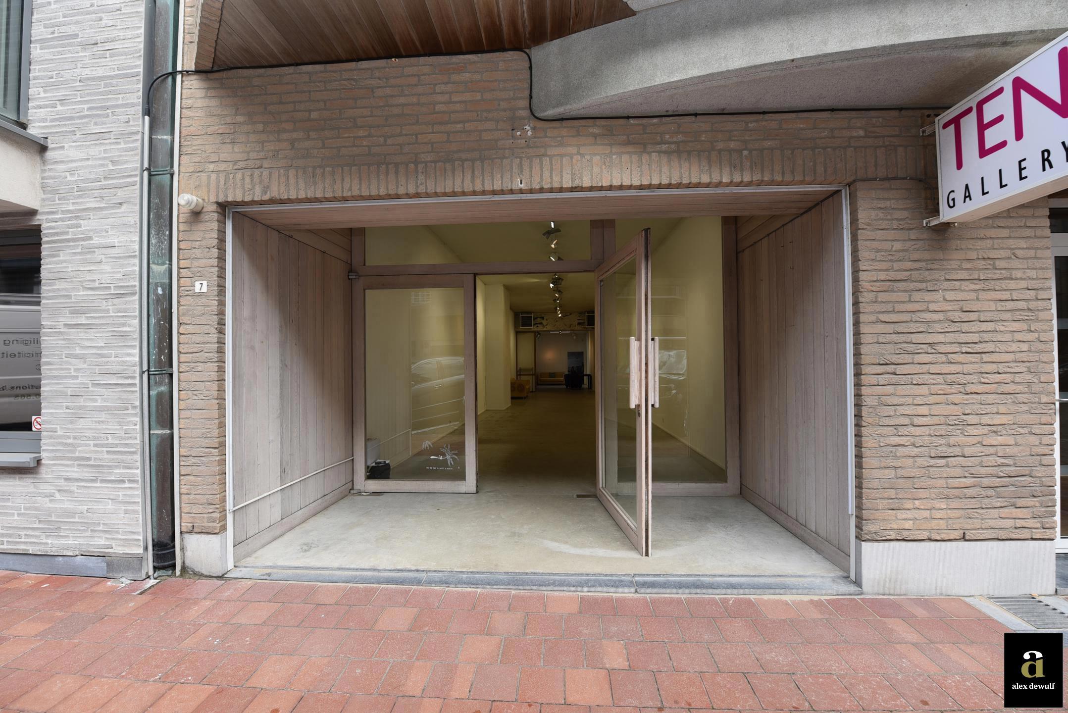 Uitstekend gelegen handelspand met hoge muren ( 3.70m) [Zandstraat - Zoute]. - foto 1