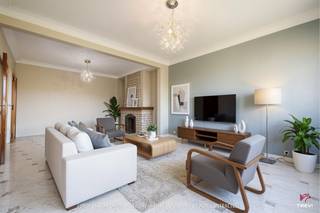<p>Ontdek dit charmante appartement met 2 slaapkamers van ± 96 m², gelegen op de 4e verdieping van een kleinschalig appartementencomplex, vlakbij het Josaphatpark, het zwembad Neptunium, het openbaar vervoer en alle voorzieningen. Bij binnenkomst wordt u verwelkomd door een ruime hal van ± 11 m² met ingebouwde garderobe, gepantserde deur en intercom. De lichte woonkamer van ± 30 m² biedt een mooie leefruimte en beschikt over een open haard (momenteel niet functioneel), die charme en cachet toevoegt. De keuken van ± 9 m² is uitgerust en biedt de mogelijkheid om open te staan naar de woonkamer om een prachtige, eigentijdse leefruimte te creëren. Het slaapgedeelte bestaat uit een slaapkamer van ± 10 m², een slaapkamer van ± 16 m² met toegang tot een terras op het zuidoosten, ideaal om van de zon te genieten, een doucheruimte en een apart toilet. Daarnaast is er een privékelder. 🚗 Garagebox + aangrenzende buitenplaats optioneel: 45.000 €💡 Voorziening voor kosten: 260 €/maand (gemeenschappelijke kosten, verwarming, warm water en reservefonds)</p>
<p>📊 EPC: E+ Een mooie kans in een gewilde wijk, met potentieel en comfort.</p>
<p><u>Uitgebreide beschrijving:</u></p>
<p>🏠 Indeling (± 96 m² bewoonbaar)</p>
<ul>
<li>Hal (± 11 m²) met intercom, gepantserde deur en ingebouwde garderobe</li>
<li>Lichte woonkamer van ± 30 m²</li>
<li>Superuitgeruste keuken (± 9 m²)</li>
<li>Slaapkamer 1: ± 10 m²</li>
<li>Slaapkamer 2: ± 16 m² met toegang tot terras</li>
<li>Terras van +-2 m², op het zuidoosten gelegen</li>
<li>Doucheruimte: ± 4,5 m²</li>
<li>Aparte wc met wastafel</li>
<li>Kelder</li>
</ul>
<br />
<p>🚗 Optie</p>
<ul>
<li>Garagebox met aangrenzende buitenparkeerplaats</li>
<li>Prijs: 45.000 €</li>
</ul>
<p></p>
<p>💰 Kosten</p>
<ul>
<li>Maandelijkse voorziening: 260 €</li>
<li>Gemeenschappelijke kosten</li>
<li>Verwarming</li>
<li>Warm water</li>
<li>Reservefonds</li>
<ul></ul>
</ul>
<p>⚙️ Technische aspecten</p>
<ul>
<li>Gemeenschappelijke atmosferische gasboiler (2009)</li>
<li>PVC-ramen met dubbele beglazing</li>
<li>Waterontharder</li>
<li>Elektriciteit niet conform</li>
<li>EPC: E+</li>
</ul>