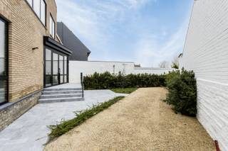 Ontdek dit gerenoveerd kantoorgebouw, verdeeld over 3 verdiepingen, met 7 afgesloten kantoorruimtes en een ruime vergaderzaal.Dit pand bevindt zich...