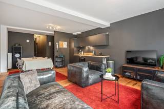 <div><div> <p>Gelijkvloers appartement met ruime zuid-gerichte tuin.</p><p>Dit gelijkvloers appartement is gelegen in het centrum en maakt deel uit van een volledig verbouwd gebouw uit 2019. Het appartement heeft een bewoonbare oppervlakte van 68 m² en beschikt over een zuid-gerichte tuin met terras van in totaal 245 m². De leefruimte ligt op een houten vloer en sluit aan op de open, volledig ingerichte keuken met alle toestellen. Verder is er een berging/wasplaats, een afzonderlijk toilet en een badkamer met douche en wastafelmeubel. De slaapkamer heeft een oppervlakte van 12 m². Het appartement is energiezuinig en beschikt over een goedgekeurde elektrische installatie.</p></div> </div>