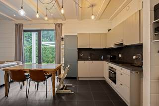 -Deze luxueuze vakantiewoning beslaat circa 131 m² en bevindt zich op een perceel van 348 m². Vanuit de inkomhal betreedt u de leefruimte, die is uitgerust met een open keuken voorzien van alle nodige toestellen. Dankzij de grote raampartijen wordt de ruimte overspoeld met natuurlijk licht. De woning beschikt over twee tot drie slaapkamers, elk met een eigen badkamer. Twee douches, een ligbad, sauna en infraroodpaneel zijn voorzien. Op het beklinkerde terras kunt u in de bijhorende jacuzzi volop genieten van de rustige, groene omgeving.Daarnaast biedt de vakantiewoning een afsluitbare berging en een technische ruimte.Deze luxueuze vakantiewoning kan dienen voor eigen gebruik en is uiterst geschikt voor investeerders.Het vakantiepark, gelegen in de prachtige natuur van Nationaal Park Hoge Kempen, beschikt over comfortabele accommodaties. Gasten kunnen genieten van een overdekt zwembad en diverse sportfaciliteiten. Voor kinderen zijn er speeltuinen en een recreatieteam dat tal van activiteiten organiseert. Het park heeft tevens een restaurant waar heerlijke gerechten worden geserveerd, en een supermarkt voor de dagelijkse boodschappen. Met de perfecte combinatie van comfort, natuur en recreatie is dit vakantiepark de ideale bestemming voor gezinnen, stellen en groepen.Bent u geïnteresseerd in een investering? Neem dan zeker contact met ons op.https://www.landal.be/parken/mooi-zutendaal#filter:eyJzIjoiMyJ9Bestuursmaatregelen in het maatregelenregister: nee