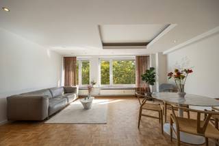 <p>Wonen met licht, in stijl en aan het Zuid.</p><p></p><p></p><p>Op de Amerikalei 150 vind je dit lichtrijke appartement van ca. 104 m² op de 3e verdieping van een verzorgd jaren ’60-gebouw met lift. Het pand werd sinds 2019 met zorg gerenoveerd en straalt vandaag de perfecte mix uit van modern comfort en authentieke charme.</p><p></p><p></p><p>Toplocatie aan de poort van ’t Zuid</p><p></p><p></p><p>Van hieruit woon je op wandelafstand van winkels, supermarkten en cultuur. Een Velo-station ligt voor de deur, tram en bus ook trouwens. De Ring, de Singel en het stadscentrum bereik je in enkele minuten. Het beste van ’t Zuid gecombineerd met optimale bereikbaarheid.</p><p></p><p></p><p></p><p><span><span>·</span><span>      </span></span>Terras én balkon – vernieuwd in 2022, perfect om de dag te starten of af te sluiten.</p><p><span><span>·</span><span>      </span></span>Lichtrijke leefruimte met open keuken – volledig vernieuwd in 2020 en voorzien van koffiecorner.</p><p><span><span>·</span><span>      </span></span>Stijlvolle renovaties – nieuwe badkamer (2024), opgeschuurde parket en zonnescreens voor extra comfort.</p><p><span><span>·</span><span>      </span></span>Extra bergruimte en gemak – twee bergingen, een aparte wasruimte en kelderopslag.</p><p></p><p></p><p>De leefruimte baadt in licht en sluit aan op de open keuken met koffiecorner. Via de inkom bereik je de vestiaire en de vernieuwde badkamer, een apart toilet, twee slaapkamers en extra bergruimte. Daarnaast beschik je over een kelderberging en een praktische wasruimte. Ook inbegrepen: een aandeel in de conciërgewoning op het gelijkvloers.</p><p></p><p></p><p>Sinds de aankoop in 2019 onderging dit appartement een reeks mooie renovaties. Het resultaat is een instapklaar pand waar je meteen kan genieten van ruimte, licht en het leven op ’t Zuid.</p><p></p><p></p><p>Ontdek dit unieke appartement op sinjoor.be</p>