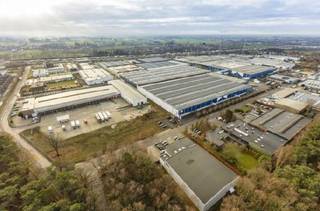 Entrepôt logistique à louer à Sint-Niklaas. La propriété de 2.942 m² a une construction en béton/métal, un toit plat, une hauteur libre de 5-8m,...