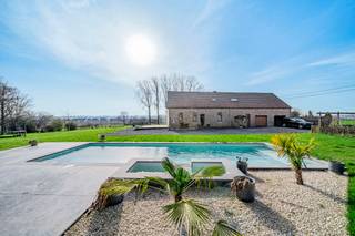 Découvrez cette charmante longère située dans un environnement calme et paisible, idéale pour les amateurs de tranquillité et d’espace...