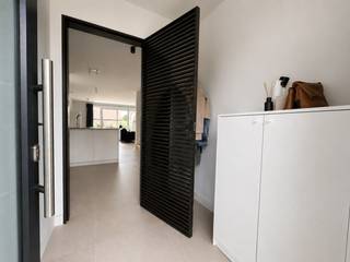 Gelegen aan het einde van een rustige doodlopende straat in Rotselaar, biedt deze recente halfopen bebouwing van 160 m² bruto vloeroppervlakte een mooie combinatie van comfort en energiezuinigheid.<br /><br />De lichtrijke leefruimte met open keuken vormt het middelpunt van de woning. Drie ruime slaapkamers, waarvan twee met inbouwkasten, een stijlvolle badkamer en twee bergruimtes vervolledigen het geheel. Eén van de bergruimtes biedt bovendien rechtstreekse toegang tot de voortuin.<br /><br />De zuidoost georiënteerde tuin sluit naadloos aan bij de leefruimtes en biedt een aangename, onderhoudsvriendelijke buitenomgeving.<br />Ook technisch is de woning zorgvuldig uitgerust, met EPC A, vloerverwarming, een warmtepomp, zonnepanelen en ventilatiesysteem D.<br /><br />Een verfijnde thuis op een rustige locatie, met een uitstekende bereikbaarheid. Het centrum, scholen, sportfaciliteiten en de E314 bevinden zich op korte afstand.<br /><br /><br />🗝️ 𝗣𝗿𝗮𝗸𝘁𝗶𝘀𝗰𝗵𝗲 𝗵𝘂𝘂𝗿𝗶𝗻𝗳𝗼𝗿𝗺𝗮𝘁𝗶𝗲<br />Huurprijs: € 1 650 p.m. | Hwb: 3 maanden<br />HC.: woninghuur (1 jaar overgaand in 9 jaar) <br />EPC-label A | Beschikbaar vanaf 01 december 2026 <br />Plaatsbeschrijving door expert op gem. kosten (50/50)<br />Lichtarmaturen inclusief | Mogelijkheid tot overname raamdecoratie.<br /><br />📞 Interesse? Contacteer ons snel voor een bezoek via mail mét vermelding telefoonnummer: info@dekrem.be. <br />Bekijk meer info op onze website: www.dekrem.be.