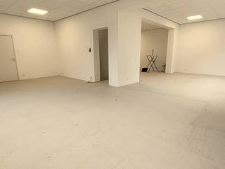Volledig gerenoveerd handelspand geschikt voor verschillende doeleinden (horeca, kapper, winkel, kantoor, enz...) op een hoek, met kelder, vlakbij het station van Wildert (Essen) in de winkelstraat : St Jansstraat. Langs de straatkant zijn er voldoende raampartijen. Er kan ook eenvoudig reclame op de muur boven de ramen worden aangebracht. Er zijn 2 ruimtes met vloerverwarming en een toiletblok. Bovendien is er aan de zijkant een aparte ingang met grote berging. Alles is vernieuwd. Zoek jij een mooie locatie voor jouw zaak ? Bel dan naar 0475755420.