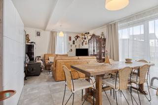 Bent u op zoek naar een comfortabel, goed ingedeeld en instapklaar appartement met een aangename buitenruimte? Dan is dit gelijkvloers...