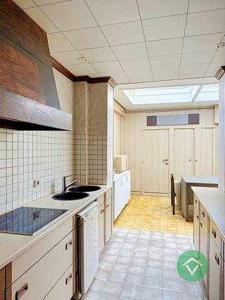 Deze woning is gelegen te Bredene en bestaat uit: inkomhal - keuken - kelder - living - berging - wasplaats - toilet - terras - tuin - 4 slaapkamers - badkamer - zolder. <br /><br />Troeven van deze woning: <br />- ideale ligging <br />- toilet op het gelijkvloers en op 1ste verdieping <br />- doucheruimte en sauna op verdiep 2. <br />- terras en tuin. <br /><br />Neem contact met ons op voor een bezoek aan deze woning.