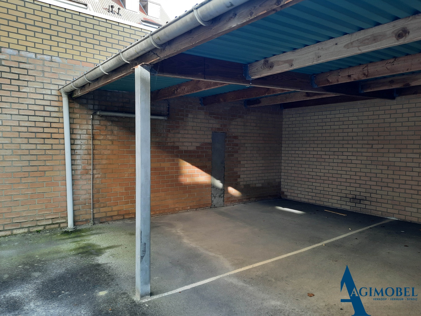 Overdekte staanplaats gelijkvloers links tegen muur, gelegen op  de Koningslaan. - foto 2