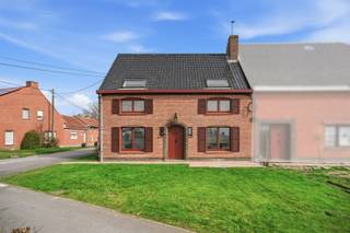 In de Poelkapellestraat 29 te Houthulst vinden we deze charmante halfopen woning terug, gelegen in een rustige en groene omgeving. De woning heeft een prachtig open zicht op de omliggende velden en het naastgelegen bos – ideaal voor wie houdt van rust en natuur, maar toch vlot bereikbaar wil wonen.<br /><br />U komt binnen in een lichtrijke leefruimte met een open en praktische indeling. De woonkamer sluit naadloos aan op de vernieuwde, moderne keuken die voorzien is van kwalitatieve toestellen en een strak design. Dankzij de vele raampartijen geniet u hier van een mooie lichtinval en een aangenaam zicht op de tuin.<br /><br />De woning beschikt over 6 volwaardige slaapkamers, waarvan 1 op het gelijkvloers, 1 in de voute en 4 op de verdieping. Dit maakt de woning perfect geschikt voor grotere gezinnen of voor wie extra ruimte wenst voor een bureau, hobbykamer of logeerkamer. Verder zijn er 2 badkamers, waarvan één praktisch gelegen is op het gelijkvloers en één op de verdieping, wat het wooncomfort aanzienlijk verhoogt.<br /><br />Bijkomend biedt deze woning nog tal van extra troeven zoals een zolder, kelder en een dubbele garage, ideaal voor wagens, fietsen en extra opslagruimte.<br /><br />Buiten geniet u van een ruime tuin waar u in alle rust kan ontspannen met een prachtig open zicht op de velden en het naastgelegen bos. Dit maakt de locatie bijzonder aantrekkelijk voor natuurliefhebbers en gezinnen die op zoek zijn naar ruimte en privacy.<br /><br />Met een EPC-label C biedt deze woning bovendien een goede energieprestatie. De woning is voorzien van 14 zonnepanelen, 2 zonnecollectoren en een zonneboiler van 280 liter. <br /><br />Kortom: een ruime en instapklare gezinswoning op een rustige ligging in Houthulst, met veel potentieel en een prachtig groen kader.<br /><br />📞 Interesse? Contacteer Thijs, Friedel of Nina:<br />📲 051 57 54 61<br />📧 thijs@grouptrybou.be<br />nina@grouptrybou.be<br /> | friedel@grouptrybou.be
