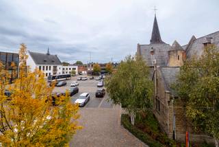 Ruim appartement op de 2de verdieping met 2 slaapkamers, in het centrum van Nijlen.Indeling GLV: inkomhal.2V: inkom; woonkamer; keuken; berging...