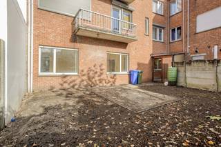 Indeling:Gelijkvloerse verdieping:- inkomhal- apart toilet met handenwasser- gedeeltelijk uitgeruste keuken met aansluitende berging (11m²)- veranda (7,70m²)- zuid gerichte tuin- woon- en eetkamer (24m²)- badkamer met lavabo, douche en aansluiting voor de wasmachine (6,60m²)- slaapkamer (12,30m²)Bijzonderheden:- gelijkvloers appartement met renovatiemogelijkheden naar eigen smaak- conforme elektriciteit- ideaal gelegen op wandelafstand van het centrum, vlakbij winkels, openbaar vervoer, scholen..Bent u geïnteresseerd in dit gelijkvloers appartement te koop in Wilrijk? Aarzel dan niet om contact met ons op te nemen via janice.racaj@dewaele.com of op 03 206 76 73.Wenst u uw eigendom ook te koop of te huur te stellen? We helpen u graag verder.Steeds tot uw dienst om u verder te helpen met al uw vragen over vastgoed!Dit pand is onderworpen aan de renovatieverplichting van de Vlaamse overheid voor residentiële gebouwen (behoudens bij sloop binnen 5 jaar na de aankoop). Consulteer voor meer informatie de website van het Vlaams Energie- en Klimaatagentschap via https://www.vlaanderen.be/een-woning-kopen/renovatieverplichting-voor-residentiele-gebouwen