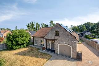 Op zoek naar een ruime gezinswoning waar u zonder grote renovatiewerken kunt intrekken? Deze karaktervolle villa in Haacht combineert <strong>ruimte, comfort en een aangename groene omgeving</strong> op een perceel van ca. 1.027 m².<br /><br />De woning beschikt over een royale bewoonbare oppervlakte van ca. <strong>314 m² </strong>en biedt met <strong>vier volwaardige slaapkamers en twee badkamers</strong> alle ruimte voor een gezin. Dankzij de ruime indeling zijn er bovendien tal van mogelijkheden voor wie nood heeft aan een <strong>thuiswerkplek, hobbyruimte, speelkamer of extra logeerruimte</strong>.<br /><br />Bij aankomst springt de karaktervolle bakstenen gevel en de landelijke architectuur meteen in het oog. Achter de gevel schuilt een woning met aangename leefruimtes en een praktische indeling. De ruime woonvertrekken zorgen voor een comfortabele leefomgeving en bieden een mooi uitzicht op de groene omgeving rondom de woning.<br /><br />Ook buiten heeft deze villa heel wat te bieden. Het ruime perceel creëert een <strong>aangename combinatie van groen, rust en privacy</strong>, terwijl er voldoende plaats is om volop van de tuin te genieten. De woning beschikt bovendien over een <strong>inpandige garage</strong>, wat zorgt voor extra comfort en praktische bergruimte.<br /><br />De woning is <strong>instapklaar</strong> en beschikt over een EPC-label C, waardoor er geen renovatieverplichting van toepassing is. Ook op vlak van overstromingsgevoeligheid scoort de woning gunstig, met zowel een <strong>G-score A als P-score A</strong>.<br /><br /><strong>Een ruime villa met karakter, een groot perceel en alle comfort voor wie rustig wil wonen zonder afgelegen te zijn.</strong><br /><br />De ligging in Haacht is bijzonder interessant: u woont in een rustige residentiële omgeving, terwijl winkels, scholen en dagelijkse voorzieningen vlot bereikbaar zijn. Ook de verbinding naar omliggende gemeenten en belangrijke invalswegen is uitstekend.<br /><br />Interesse? Neem contact op met Michaël via michael@immovos.be of 0494 03 06 40 voor meer informatie of een bezoek.<br />