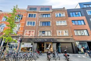 Zeer ruim handelspand van<strong> ca. 1.200 m² nabij station Leuven</strong><br />Op zoek naar een uitzonderlijk ruime handelsruimte op een uitstekend bereikbare locatie in Leuven?<br />Dit handelspand aan de Diestsestraat 242 biedt maar liefst ca. 1.200 m² bruikbare oppervlakte, <strong>verdeeld over twee verdiepingen</strong>, en geniet dankzij de <strong>ruime etalagepartijen </strong>van een uitstekende zichtbaarheid.<br />Het pand ligt op slechts <strong>één minuut wandelen van het station van Leuven,</strong> in de <strong>commerciële Diestsestraat </strong>en v<strong>lakbij Parking De Bond.</strong> Een bijzonder interessante locatie voor een handelszaak, showroom of andere commerciële invulling die nood heeft aan veel ruimte en zichtbaarheid.<br />Indeling<br />Het <strong>gelijkvloers van ca. 800 m² </strong>vormt een zeer ruime commerciële oppervlakte met grote etalagepartijen aan de straatzijde.<br />Via een brede trap is de <strong>eerste verdieping </strong>bereikbaar. Deze biedt nog eens <strong>ca. 400 m² extra ruimte</strong> en kan, afhankelijk van de activiteit, gebruikt worden als bijkomende commerciële ruimte, showroom, kantoor- of stockageruimte.<br /><strong>Troeven</strong><br />Totale oppervlakte van maar liefst ca. 1.200 m²<br />Ca. 800 m² op het gelijkvloers<br />Ca. 400 m² op de eerste verdieping<br />Ruime etalagepartijen en goede zichtbaarheid<br />Brede trap naar de eerste verdieping<br />Gelegen in de Diestsestraat<br />Op slechts 1 minuut wandelen van het station van Leuven<br />Parking De Bond vlakbij<br />Geschikt voor verschillende commerciële invullingen<br />Beschikbaar vanaf 1 oktober 2026<br />Huurprijs<br /><strong>€ 8.500 per maand</strong><br />Een uitzonderlijke kans voor wie op zoek is naar een grote commerciële oppervlakte op een strategische locatie in Leuven.<br />Interesse?<br />Neem contact op met Immo-M voor meer informatie of een bezoek ter plaatse.<br />Immo-M<br />0468 22 53 22<br />info@immo-m.be