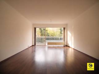 <p><span>Appartement rénové de 2 chambres à coucher sur la Fruithoflaan</span></p><p><span>Cet appartement de 2 chambres à coucher prêt à l'emploi, calme mais situé au centre, avec une grande terrasse orientée au sud, une cave, un abri à vélos et un garage box, bénéficie d'une situation centrale sur la Fruithoflaan à Berchem. Cette propriété est à distance de marche des magasins, des transports publics, des routes d'accès importantes, des écoles,... </span></p><p><span> </span></p><p><span>L'appartement se compose comme suit :</span></p><p><span> </span></p><p><span>Hall d'entrée :</span></p><p><span>Vous entrez dans l'appartement par le hall d'entrée qui dispose d'une armoire encastrée et donne accès à la cuisine, à l'espace de vie et au hall de nuit.</span></p><p><span> </span></p><p><span>Cuisine :</span></p><p><span>La cuisine est équipée d'une cheminée à gaz de haute qualité avec une hotte mécanique. Il y a également un four et un lave-vaisselle. En outre, le plan de travail en pierre naturelle offre un grand espace de travail et de nombreux placards et rangements.</span></p><p><span> </span></p><p><span>Espace de vie et chambres :</span></p><p><span>Le salon, spacieux et surtout accueillant, jouit d'une grande luminosité grâce aux fenêtres rénovées qui donnent accès à la terrasse. Il est situé sur un beau sol stratifié et est équipé de connexions pour la télédistribution. </span></p><p><span>Les deux chambres spacieuses (9,5 m² et 16 m²) bénéficient d'une belle lumière naturelle et offrent un accès à la terrasse spacieuse et ensoleillée avec une orientation sud.</span></p><p><span> </span></p><p><span>Salle de bains et toilettes :</span></p><p><span>La salle de bains carrelée est équipée d'un lavabo avec son armoire de toilette et d'une belle douche à l'italienne. </span></p><p><span>Les toilettes se trouvent dans une pièce séparée et sont équipées d'un lave-mains et d'une ventilation naturelle.</span></p><p><span> </span></p><p><span>Loyer et disponibilité</span></p><p><span>Loyer : €815/mois + €85/mois (garage box)</span></p><p><span>Charges : €180,00/mois (eau, chauffage central, frais d'entretien et de consommation de la communauté et ramassage des ordures)</span></p><p><span>Disponibilité : 1/09/2026</span></p><p><span> </span></p><p><span> </span></p><p><span>Biens complémentaires :</span></p><p><span>- Abri à vélos</span></p><p><span>- Garage box</span></p><p><span>- 3 fenêtres double vitrage</span></p><p><span>- Mobiscore 9,4/10</span></p><p><span>- Rénovation récente</span></p>