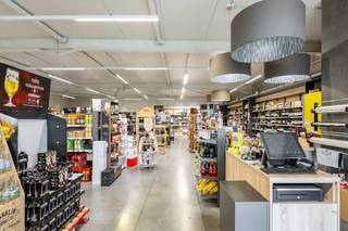 Langs de drukke Elfjulisingel bevindt zich dit multifunctioneel vastgoed op een perceel van 3326 m². Ideaal voor wie wonen en ondernemen...